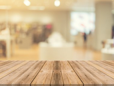 Ahşap Pano boş tablo arka plan bulanık. Perspektif kahverengi ahşap üzerinde alışveriş merkezinde bulanıklık - görüntülemek için kullanılan veya ürün montaj. Ürün görüntüleme için alay.
