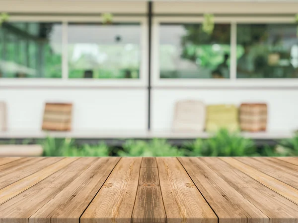 Deska drewniana pusty stół przed zamazanym tle. Perspektywne brązowe drewno nad rozmyciem w kawiarni - może być używane do wyświetlania lub montażu produktów.Mock up do wyświetlania produktu. — Zdjęcie stockowe