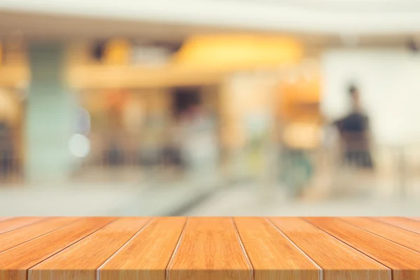 Tablero de madera mesa vacía fondo borroso. Perspectiva de madera marrón sobre desenfoque en los grandes almacenes - se puede utilizar para la exhibición o montaje de sus productos.Mock up para la exhibición del producto . — Foto de Stock