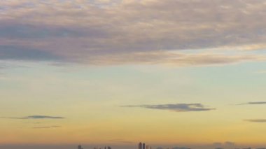 Gün gece hızlandırılmış: Tayland Pattaya şehir etrafında güzel mimari.