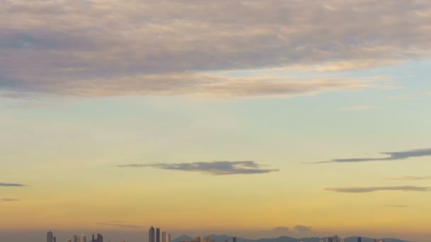 Time-lapse jour à nuit : Belle architecture autour de la ville de Pattaya en Thaïlande .