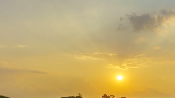 4K / UHD Dia a Noite Tempo-lapso: Pôr do sol sobre o campo verde agrícola . — Vídeo de Stock