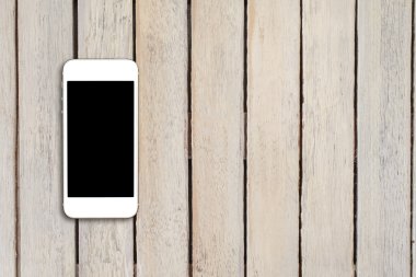 Üstten Görünüm smartphone şablon boşaltmak ile ahşap masa üstünde siyah perde ile alay etmek.