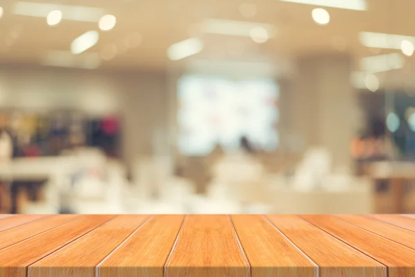 Träskiva tomt bord framför suddig bakgrund. Perspektiv brunt trä över oskärpa i caféet - kan användas för visning eller montage dina produkter.Mock up för visning av produkten. — Stockfoto