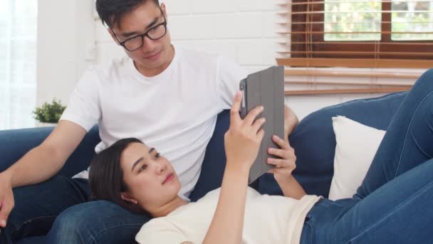 Pareja Asiática Que Utiliza Tableta Para Compras Línea Internet Sala — Vídeo de stock