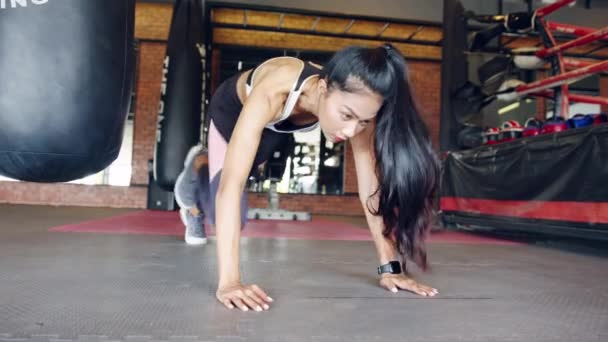 Счастливая Молодая Азиатка Упражнения Делать Горный Альпинист Сжигание Жира Тренировки — стоковое видео