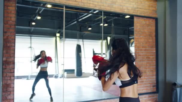 Junge Asiatin Kickboxen Trainiert Punch Beim Schattenboxen Fitnessstudio Sportlerin Freizeitaktivität — Stockvideo