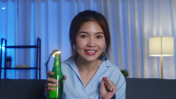 Mladá Asijská Dáma Pije Pivo Baví Šťastný Moment Noční Party — Stock video