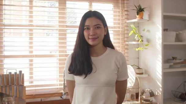 Glückliche Junge Asiatinnen Die Glücklich Lächelnd Die Kamera Schauen Während — Stockvideo