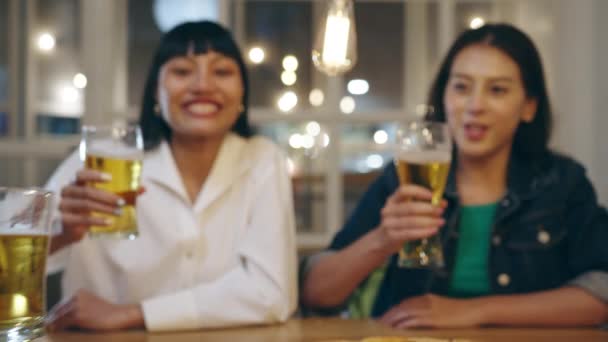 Grupo Felices Turistas Jóvenes Amigos Asia Bebiendo Alcohol Cerveza Artesanal — Vídeo de stock