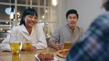 Bir grup mutlu turist genç Asya 'lı arkadaş alkol içiyor ya da bira yapıyor ve Khao San Road' daki gece kulübünde takılıyorlar. Gezgin gezgin Asya insanları Bangkok, Tayland 'a seyahat ediyor..