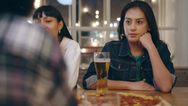 Grupo Felices Turistas Jóvenes Amigos Asiáticos Que Beben Cerveza Con — Vídeos de Stock