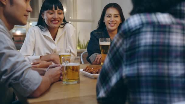 Група Щасливих Туристів Молодих Азіатських Друзів Спиртне Пиво Веселиться Насолоджуючись — стокове відео