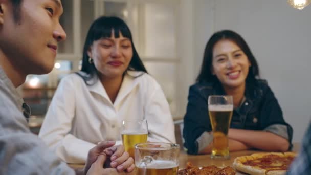 Skupina Šťastný Turista Mladý Asijský Přítel Pití Alkoholu Piva Baví — Stock video