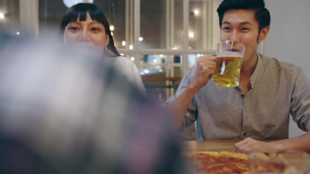 Ομάδα Χαρούμενων Νεαρών Τουριστών Της Ασίας Φίλους Πίνοντας Αλκοόλ Craft — Αρχείο Βίντεο