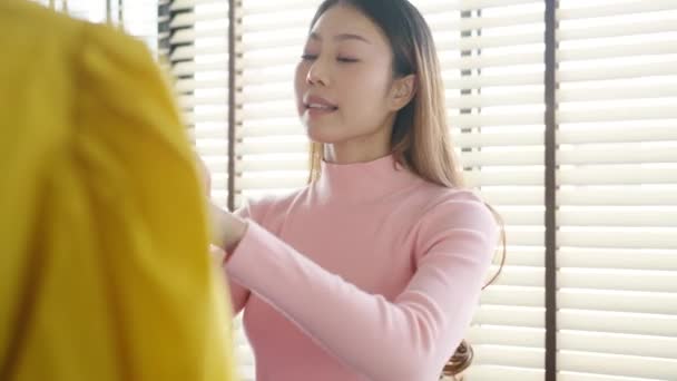 Hermosa Mujer Atractiva Asia Elegir Ropa Ropa Vestir Rack Mirándose — Vídeos de Stock