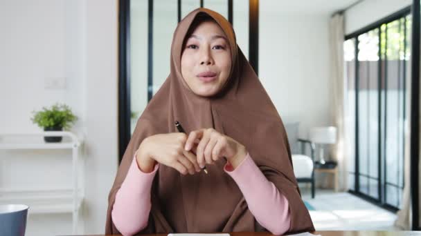 Asijské Muslimka Nosit Hidžáb Pomocí Počítače Notebook Mluvit Kolegy Plánu — Stock video