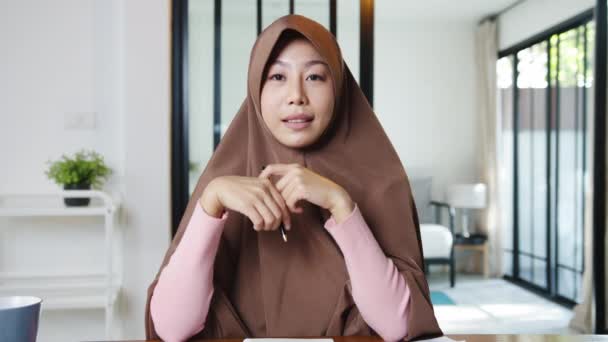 Azja Muzułmanka Nosić Hidżab Pomocą Laptopa Komputerowego Porozmawiać Kolegami Planie — Wideo stockowe