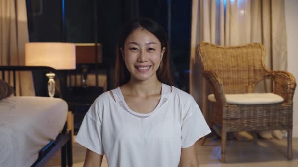 Alegre Joven Asia Dama Sintiendo Sonrisa Feliz Mirar Cámara Con — Vídeo de stock
