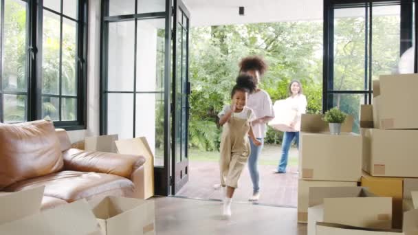 Heureuse Jeune Famille Afro Américaine Acheté Une Nouvelle Maison Maman — Video