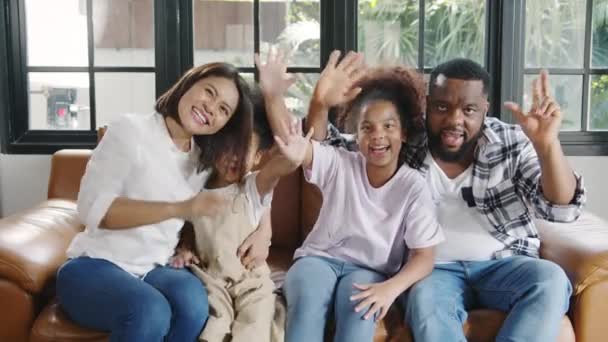 Glad Afroamerikansk Familj Pappa Mamma Och Dotter Har Roligt Krama — Stockvideo