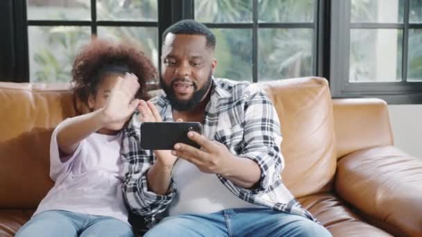 Šťastné Africké Americké Rodiny Táta Dcera Baví Pomocí Mobilní Telefon — Stock video