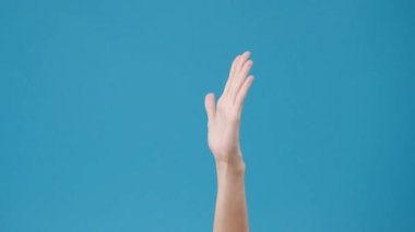 Stüdyoda mavi arka planda izole edilmiş parmakları olan genç bir kadın el, tamam işareti gösteriyor. Yer için bir metin, reklam için bir mesaj kopyala. Reklam alanı, promosyon içeriği. Kapat..