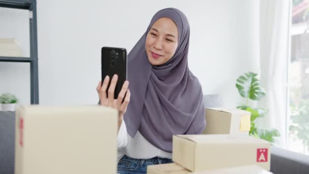 Jovem Ásia Muçulmana Empresária Blogger Usando Câmera Telefone Móvel Para — Vídeo de Stock