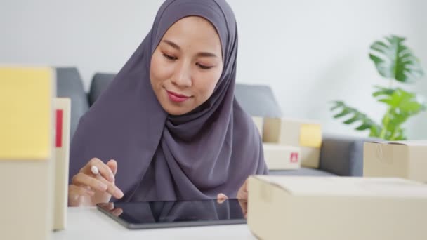 Joven Mujer Negocios Musulmana Asia Comprobar Orden Compra Productos Stock — Vídeo de stock