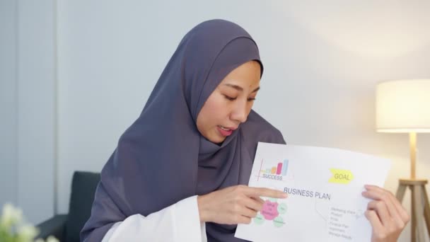 Ásia Muçulmano Senhora Usar Hijab Usando Computador Laptop Falar Com — Vídeo de Stock