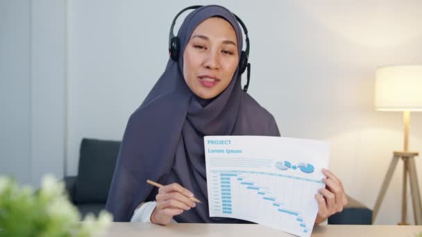 Ásia Muçulmano Senhora Usar Fone Ouvido Usando Laptop Falar Com — Vídeo de Stock