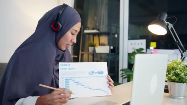 Ásia Muçulmano Senhora Usar Fone Ouvido Usando Laptop Falar Com — Vídeo de Stock