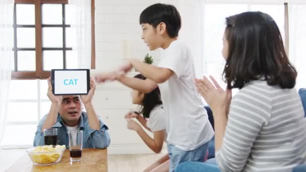 Ευτυχισμένη Χαρούμενη Οικογένεια Της Ασίας Που Διασκεδάζουν Χρησιμοποιώντας Ψηφιακή Tablet — Αρχείο Βίντεο