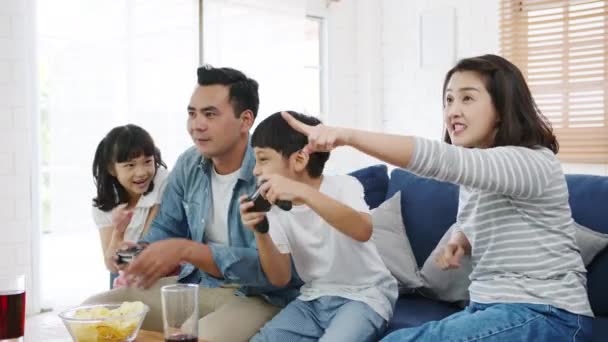 Happy Asia Family Dad Mom Kids Funny Playing Video Game — Stock Video