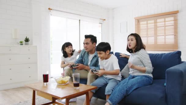 Feliz Padre Familia Asia Mamá Los Niños Divertido Jugar Videojuegos — Vídeo de stock