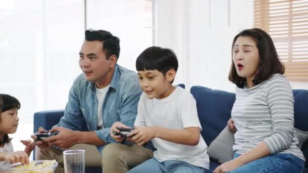 Feliz Padre Familia Asia Mamá Los Niños Divertido Jugar Videojuegos — Vídeo de stock