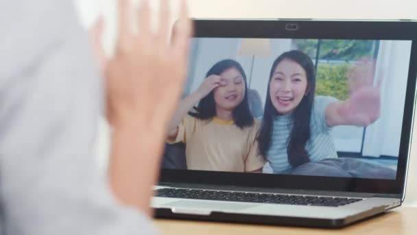 아시아 사업가인 여성이 집에서 침실에서 일하는 노트북 비디오 통화를 이용하여 — 비디오