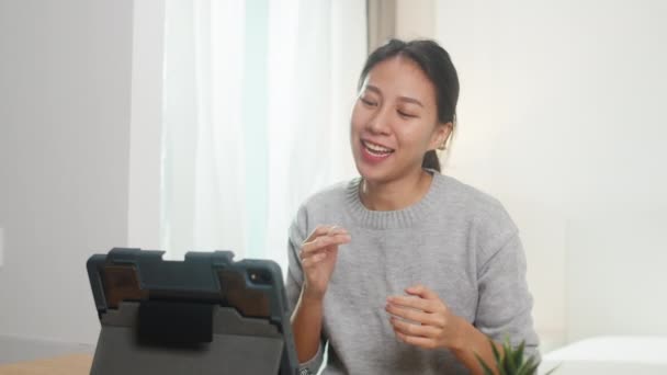 Joven Mujer Negocios Asia Que Utiliza Tableta Hablar Con Sus — Vídeos de Stock