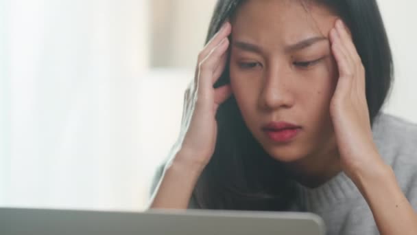 Portré Szabadúszó Ázsiai Nők Alkalmi Viselet Laptop Kemény Munka Hálószobában — Stock videók