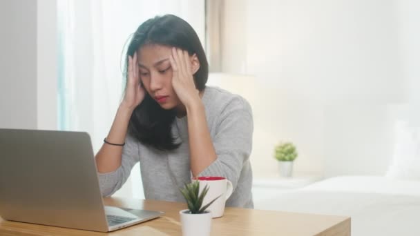 在家里的卧室里 亚洲自由职业女性随意穿着手提电脑的形象 在家工作 远程工作 自我隔离 社会疏离 检疫以预防结肠炎 — 图库视频影像