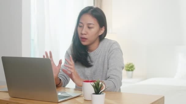 Jovem Mulher Negócios Ásia Usando Laptop Falar Com Colegas Sobre — Vídeo de Stock