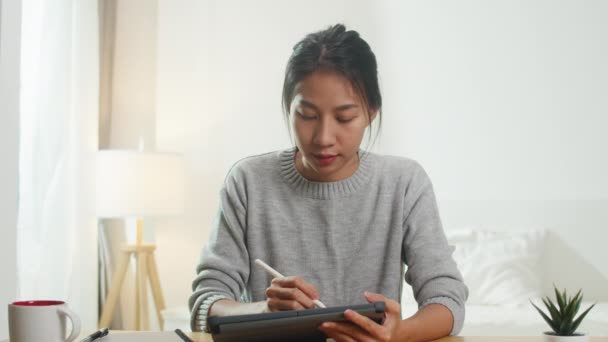 Mladá Asijská Podnikatelka Používající Počítač Notebook Mluvit Kolegy Plánu Videohovoru — Stock video