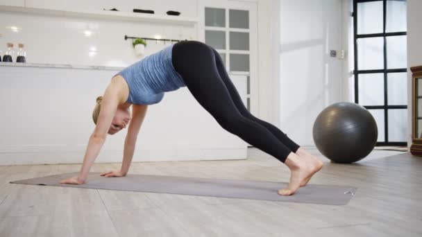 Wanita Muda Amerika Dalam Pakaian Olahraga Melakukan Latihan Yoga Bekerja — Stok Video
