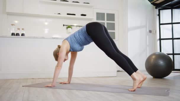 Jonge Amerikaanse Dame Sportkleding Doet Morgens Yoga Oefeningen Keuken Thuis — Stockvideo