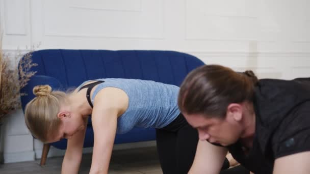 Giovane Coppia Americana Abbigliamento Sportivo Facendo Esercizio Yoga Che Lavora — Video Stock