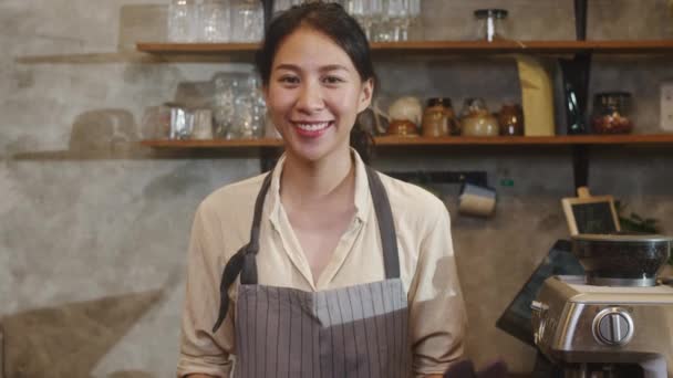 Портрет Молодая Азиатка Официантка Носить Медицинскую Маску Лица Чувствуя Счастливую — стоковое видео