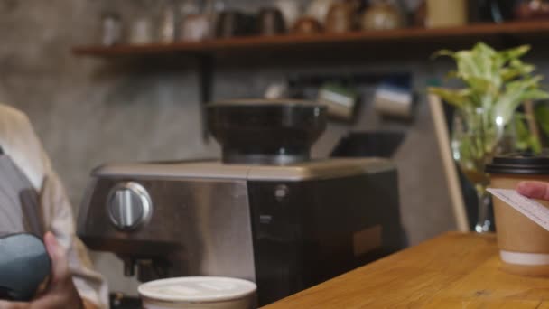 Joven Barista Asia Sirviendo Llevar Taza Papel Café Caliente Para — Vídeos de Stock