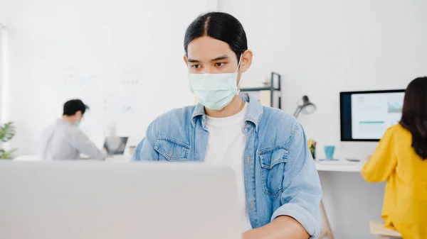 Azjatycki Przedsiębiorca Noszący Medyczną Maskę Twarz Dla Społecznego Dystansu Nowej — Zdjęcie stockowe
