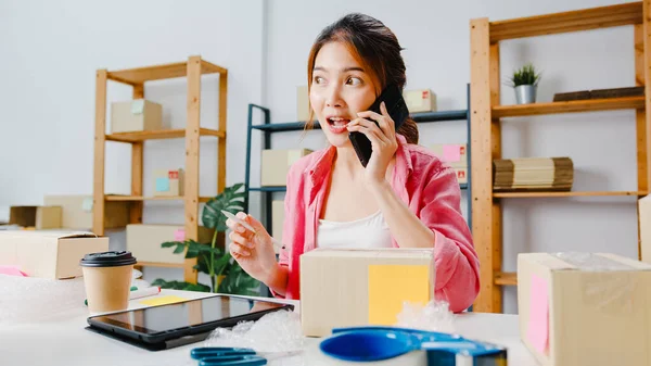 Joven Mujer Negocios Asia Utilizando Llamada Teléfono Móvil Recibir Orden — Foto de Stock