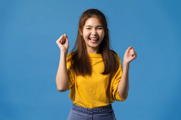 Nuori Aasian Nainen Jolla Positiivinen Ilme Iloinen Jännittävä Pukeutunut Rentoon — kuvapankkivalokuva